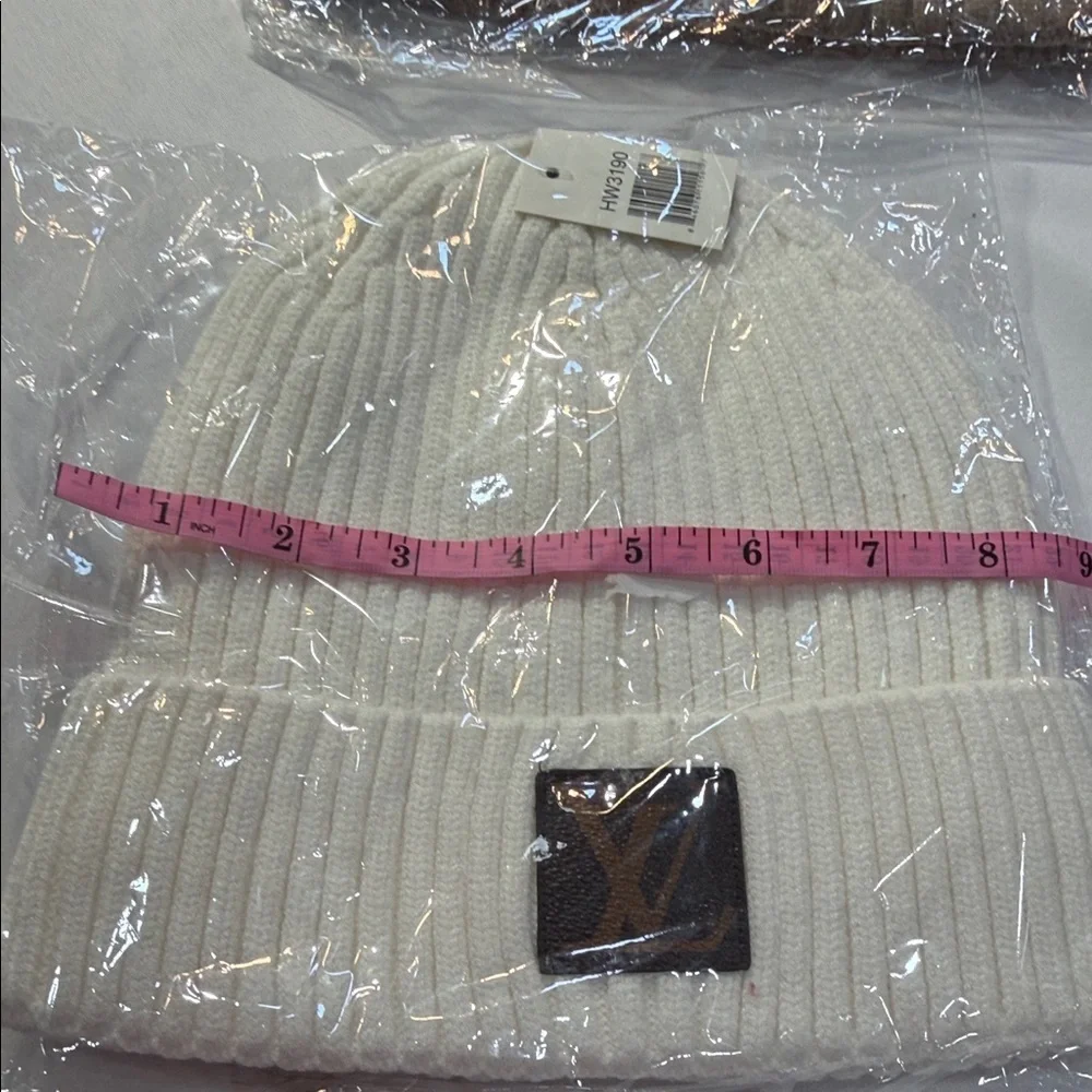 White Ribbed‎ Knit Beanie